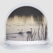 Cygnes trompettes au Dusk Snow Globe (Avant)
