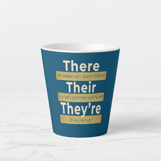 Daar zijn ze geen Engelse Grammar Funny Latte Mok (Voorkant)
