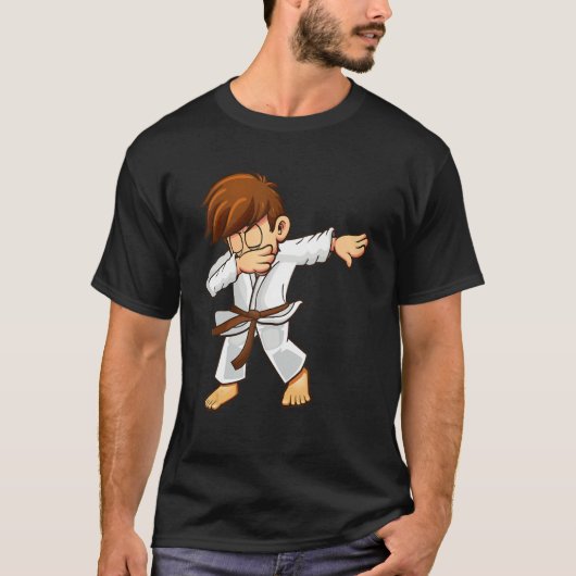 Dabbing martial artists with brown belt Karate and T-shirt (Voorkant)
