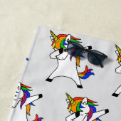 Dabbing Rainbow Unicorn gepersonaliseerde naam Strandlaken (In situ)
