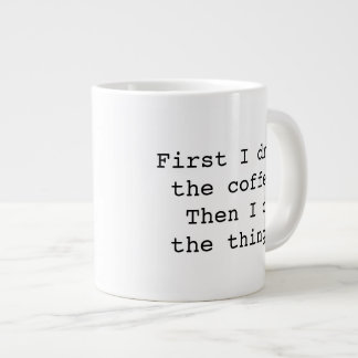 D'abord je bois la tasse d'éléphant de café