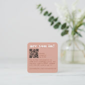 D'accompagnement Carte de réponse QR Code Terracotta Pâle Rétro Mod (Debout devant)