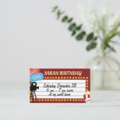 D'accompagnement carte d'invitation à l'anniversaire du cinéma (Debout devant)