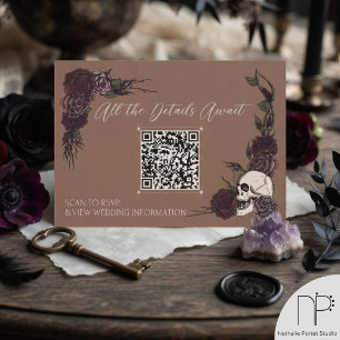 D'accompagnement Carte QR de mariage à l'encre de crâne et florale