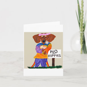 Dachshond Hippie bij bordje Geen Hippies