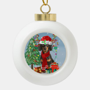 Dachshund Dog in sneeuw met kerstcadeaus Keramische Bal Ornament