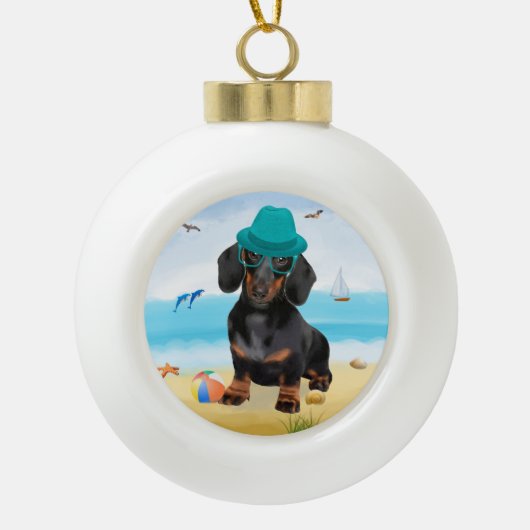 Dachshund Dog op strand Keramische Bal Ornament (Voorkant)
