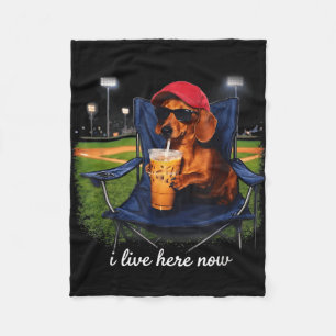 Dachshund drinkt ijskoude koffie op het honkbalvel fleece deken