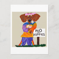 Dachshund Hippie bij bordje Geen Hippies