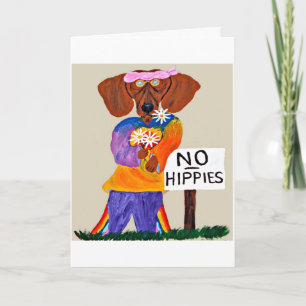 Dachshund Hippie bij bordje Geen Hippies Kaart