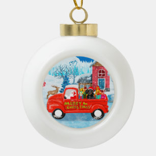 Dachshund-hond in kerstbezorgingswagen sneeuw keramische bal ornament