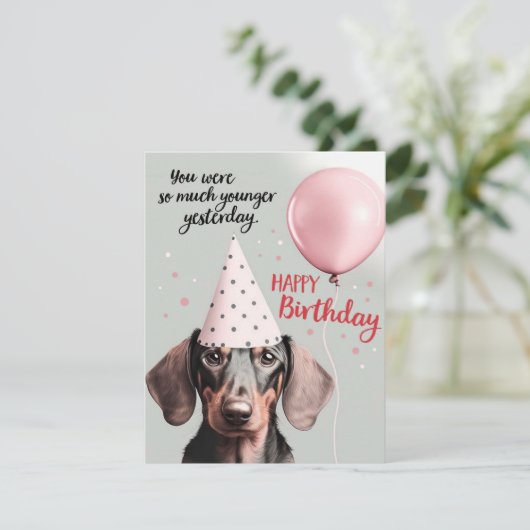 Dachshund-hond verjaardagskaart met feesthoed feestdagenkaart (Staand voorkant)