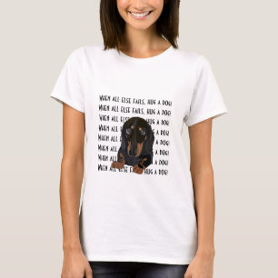 Dachshund Hug a Dog, de T-Shirt van vrouwen.