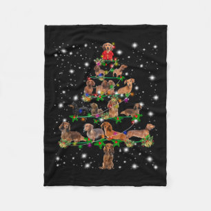 Dachshund kerstboom, bedekt door vlieglicht fleece deken