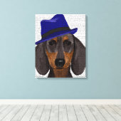 Dachshund met Blue Trilby Canvas Afdruk (Insitu (Houten vloer))