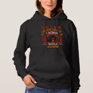 Dachshund onderschat nooit een vrouw met een dok hoodie