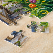 Dachshund zittend op patchwork tuinstoel tussen legpuzzel (Zijkant)
