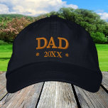 DAD 20XX brodé casquette de baseball or / bleu<br><div class="desc">Casquettes brodés : casquette de baseball classique doré / noir avec le texte "DAD" et l'année 20XX personnalisée pour les papas frais,  fête des pères,  grand-père anniversaire / casquettes de famille</div>