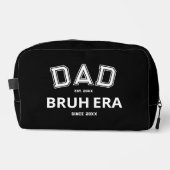 Dad Bruh Era Custom Jaar Witte Logo Zwart Toilettasje (Voorkant)