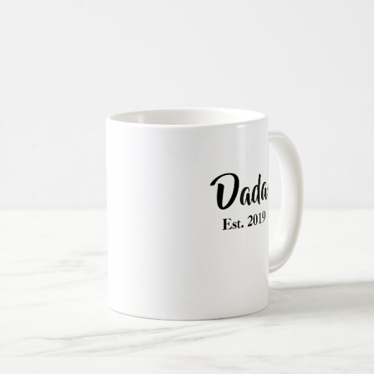 Dada Fondée 2019 Mug (Devant droit)
