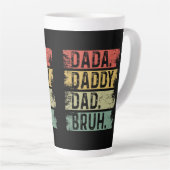 Dada. Pap. Papa. kwetsen Latte Mok (Rechterhoek)