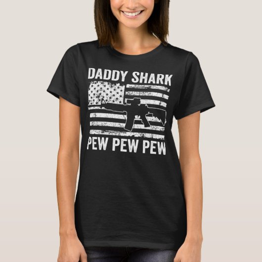 Daddy Shark Pew Pew Pew - Grappig AR15 USA Vlag Pi T-shirt (Voorkant)