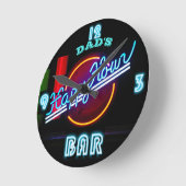 DAD'S BAR, MANCAVE, DEN - Neon Horloge Personnalis (Angle)