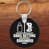 Dads die geaarde Logo Sleutelhanger krijgt (Voorkant)