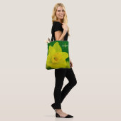 Daffodil on Green Tote bag (Sur le modèle)