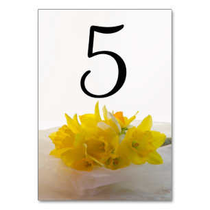Daffodiles jaunes sur les numéros de table des Mar