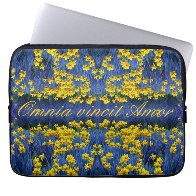 Daffodils & Omnia vincit Amor Laptop Sleeve (Voorkant)