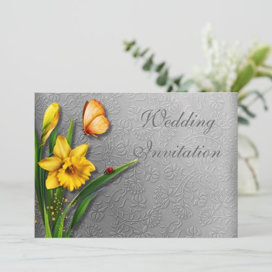 Daffodils sur carte d'invitation à l'argent décoré (Debout devant)