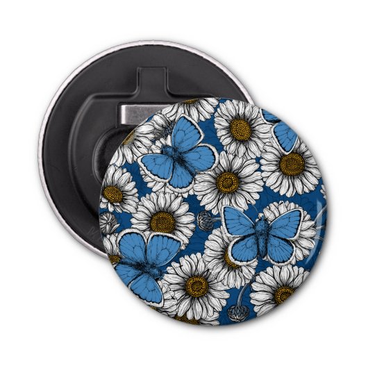 Dagen, witte wilde bloemen en blauwe vlinders button flesopener (Voorkant)