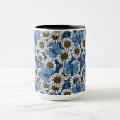 Dagen, witte wilde bloemen en blauwe vlinders mok (Midden)
