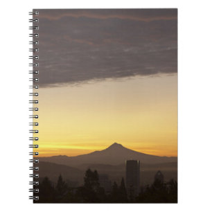 Dageraad lucht boven Portland en Mt. Hood, Oregon Notitieboek