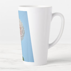 Dahlia pompom tegen een blauwe achtergrond latte mok