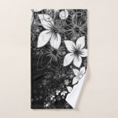 Dainty Floral Scroll sur noir (Serviette à main)