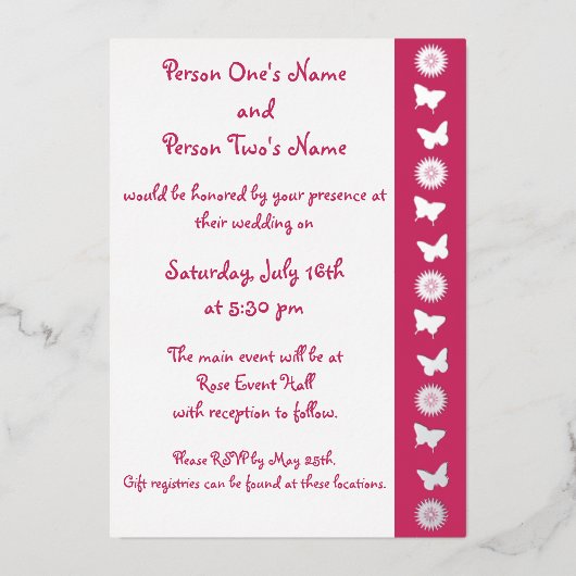 Daisies en Butterflies in Raspberry Folie Uitnodiging (Voorkant)