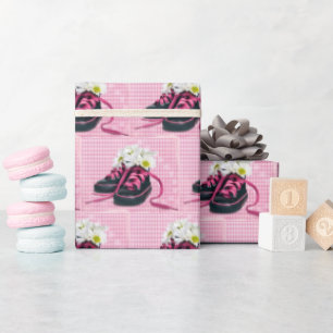Daisies in Sneakers op Gingham Cadeaupapier