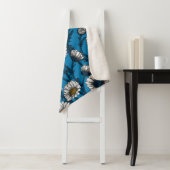 Daisies op blauw sherpa deken (In situ)