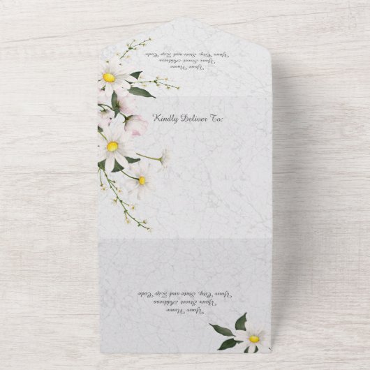 Daisies op gebarsten witte verf monogram all in one uitnodiging (Buitenkant)
