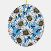 Daisies, wilde bloemen op blauw keramisch ornament (Links)