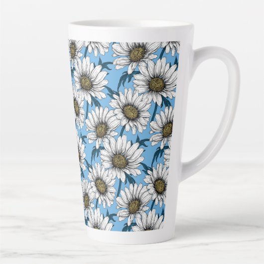 Daisies, wilde bloemen op blauw latte mok (Rechts)