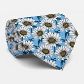 Daisies, wilde bloemen op blauw stropdas (Opgerold)