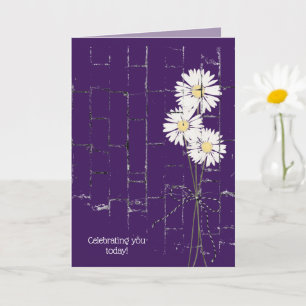 daisy bouquet over paarse verjaardag kaart