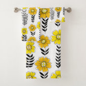 Daisy doodles in geel en zwart bad handdoek (Insitu)