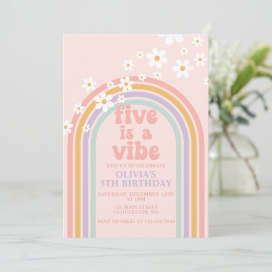 Daisy Five is een Vibe Pastel regenboog 5e verjaar Kaart (Staand voorkant)