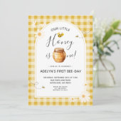 Daisy Gingham Honey Bee 1e Verjaardag Uitnodiging (Staand voorkant)