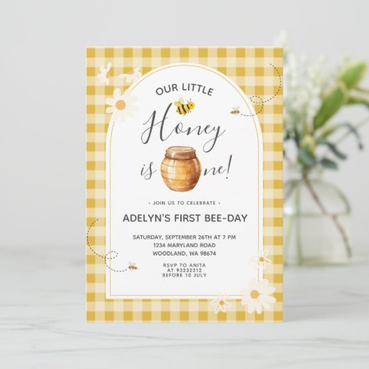 Daisy Gingham Honey Bee 1e Verjaardag Uitnodiging (Staand voorkant)