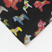 Dala Horse Parade Zwarte Achtergrond Fleece Deken (Hoek)